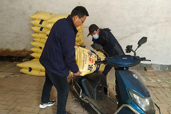 2月2日，尿素销售人员在户县甘河镇农资店帮助农户装肥。（副图）.jpg