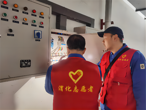 3月2日学雷锋活动现场，党员乔磊和王益对现场配电箱进行隐患排查(1).png