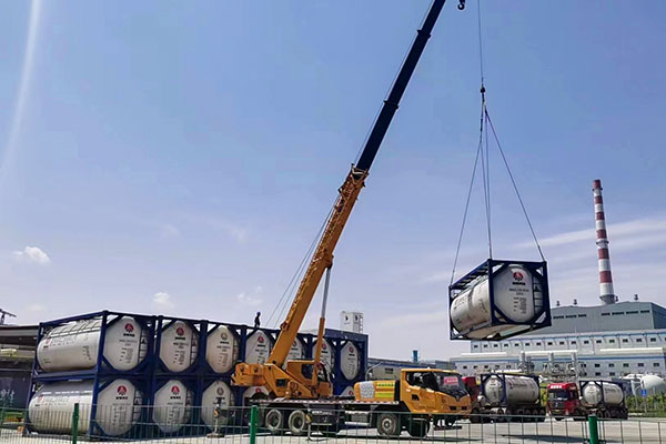 2023年5月12日宝鸡华海运输聚酯级乙二醇的罐式集装箱正在按计划向指定位置吊装   600.jpg