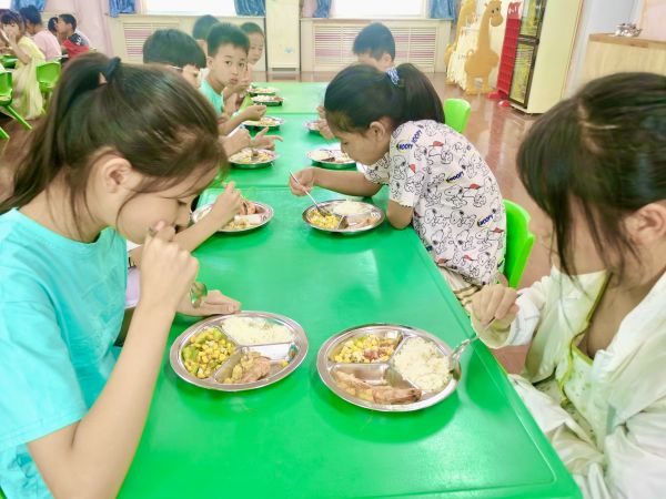 孩子们开心的在暑期托管班用餐1.jpg