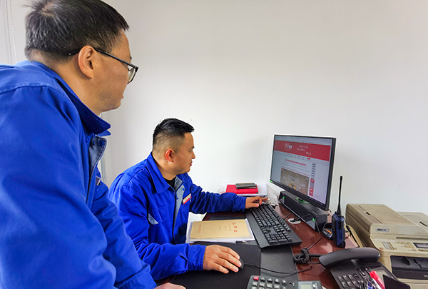 2023年3月24日运销市场部铁路科刘怀阳和封保行正在交流学习经验   600.jpg