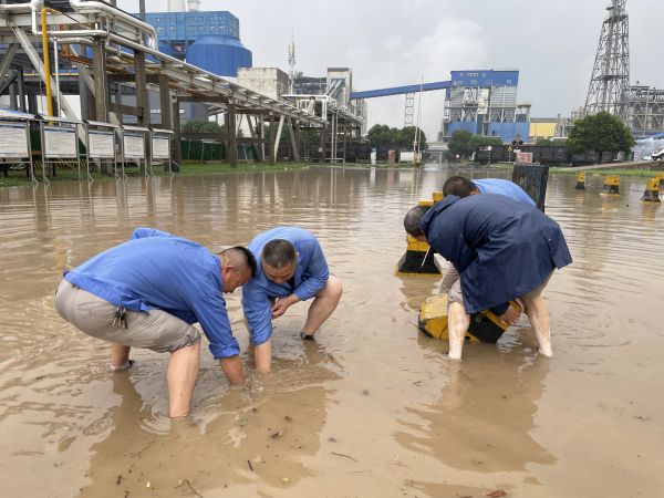 7月28日行政保卫部在南门清理下水口.jpg