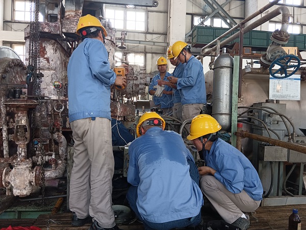 8月31日，二期机组厂房二楼空分尿素工段人员在回装空压机轴系仪表-3.jpg