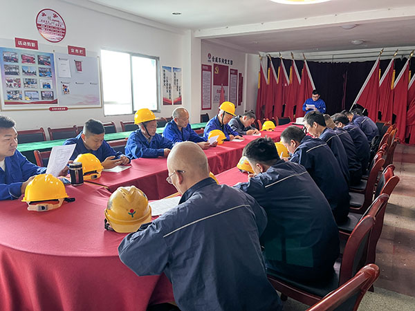 10月9日，合成车间安技员吕博宇在车间会议室对两家外协单位进行安全培训工作.jpg