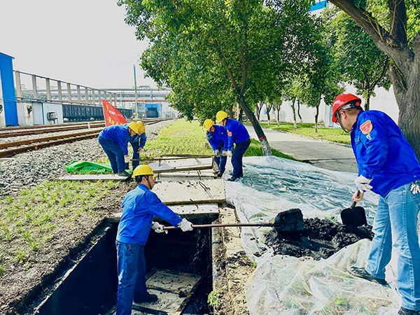 10月10日下午，党员突击队清理沉淀池.JPG