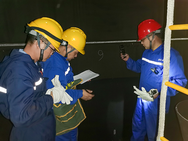 10月13日下午，尿素车间、生产部、修造部人员在合成塔内检查.jpg