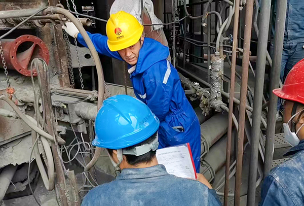 10月14日上午，主管工艺技术员在燃烧器安装现场检查安装过程质量.jpg