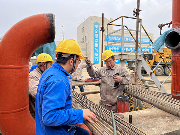 10月17日，合成操作人员王少峰监护清理焊渣工作.jpg