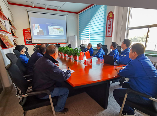12月15日，尿素车间组织人员学习观看懂会能交流视频2.jpg