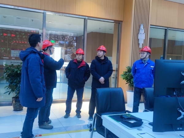 12月31日，公司总经理赵强在彬州公司中央控制室检查工作.jpg