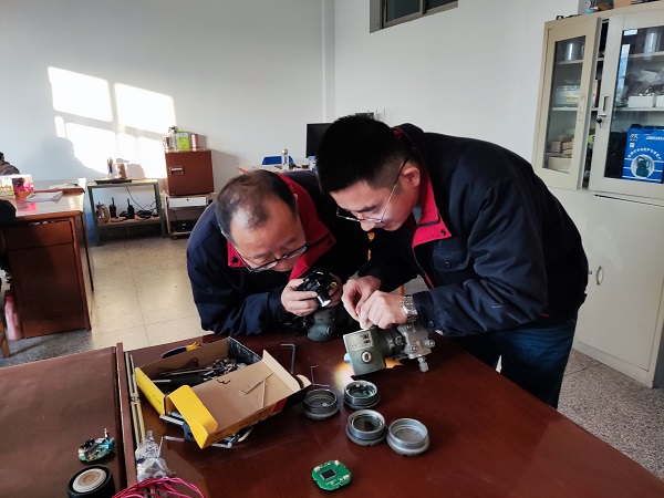 1月5日上午王益和宋益斌正在维修三期灰水处理工段开工管线黑水压力指示变送器PT-7412.jpg