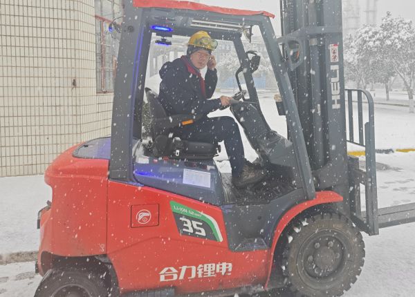 风雪中的叉车司机——郭武松.jpg