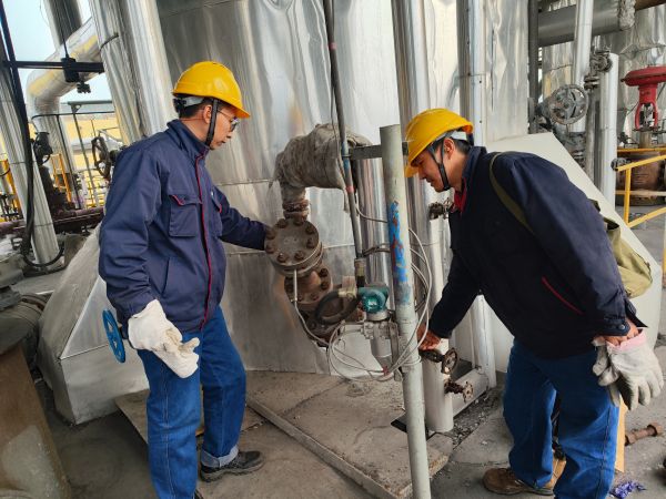 2月2日，计控电仪部李胜忠和胡含朗正在检查气化炉流量变送器的伴热保温情况.jpg