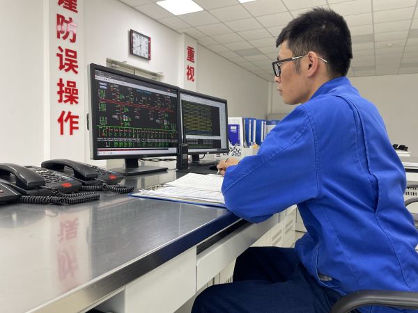 春节值班期间，运行员工第五江明在认真监视变电所内设备运行数据.jpg