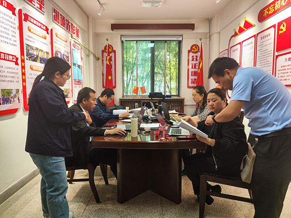 4月25日陕煤审计委检查组人员在法律审计部会议室开展审计检查工作  600.jpg