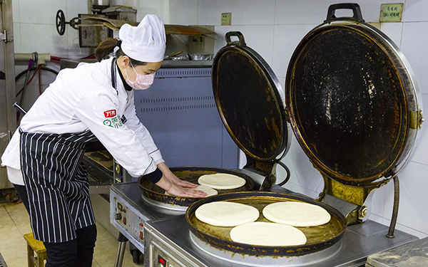 04  为了职工需求，面食师傅们每天忙着烙大家喜欢吃的大饼.jpg