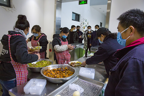 16  除了现场不能来的送饭以外，还保证职工到食堂来买饭.jpg