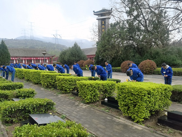 4月3日，全体党员在烈士园碑区祭扫陵园、默哀深思.jpg