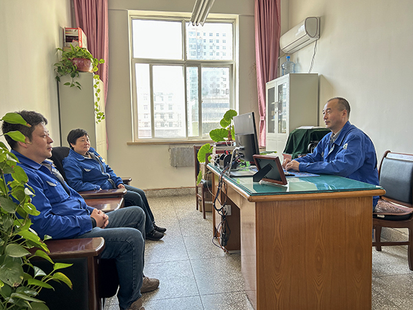 4月27日党支部书记对重点岗位人员进行节前廉政谈话   600.jpg