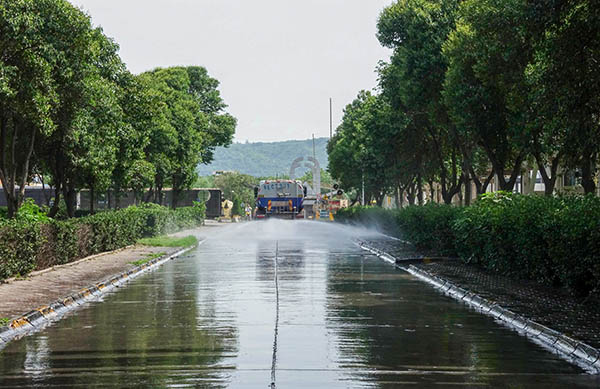 2023年11月运销市场部洒水车在厂区道路作业.jpg