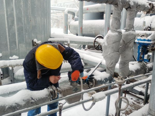 2月2日，计控电仪部王益在三期气化现场维修变送器.jpg