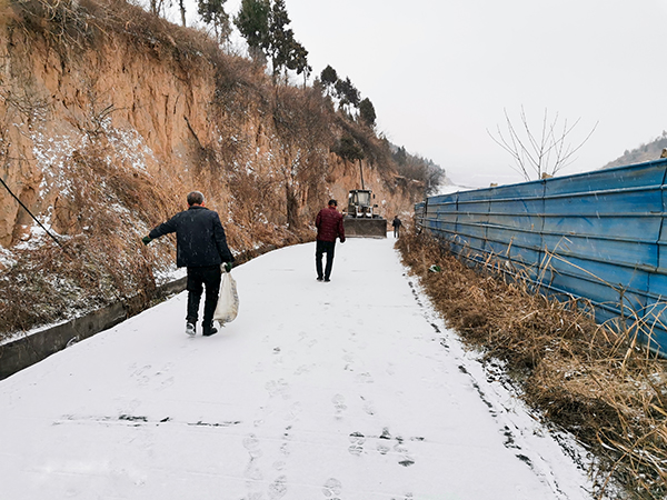 2月21日，运销市场部，蔺毅、赵冰等人员，在渣场现场清理积雪。运销市场部 蔺毅 摄1 - 副本.jpg