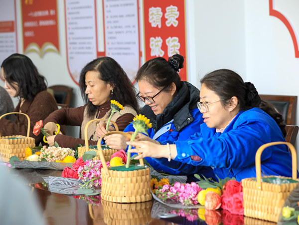 三八节前夕，采供部开展庆三八节花艺活动 (1).jpg