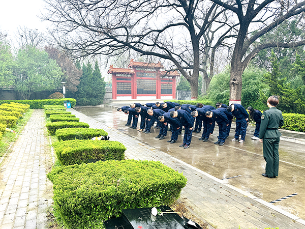 4月2日下午，渭化集团组织党员代表、团员青年代表走进渭南市临渭区王尚德烈士陵园，开展清明节祭扫活动。烈士纪念碑前默哀鞠躬.JPG