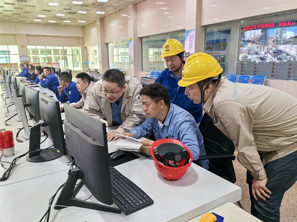 王总在中控室检查可燃气报警仪.jpg