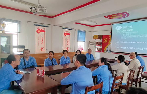 近日，物料车间主任乔玄带领班组人员学习事故，并结合各自岗位工作展开讨论.jpg