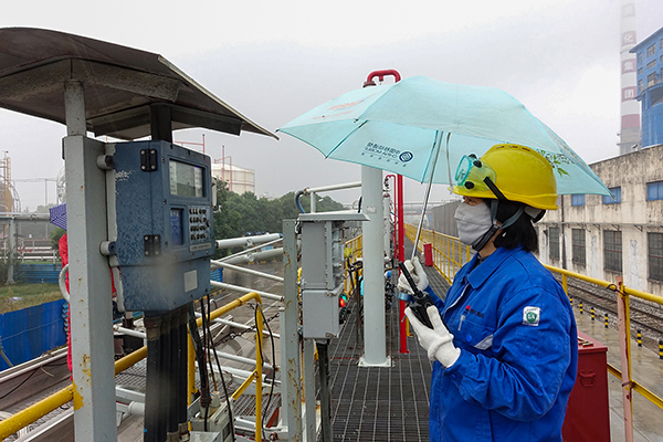 雨中装车女工  600.jpg