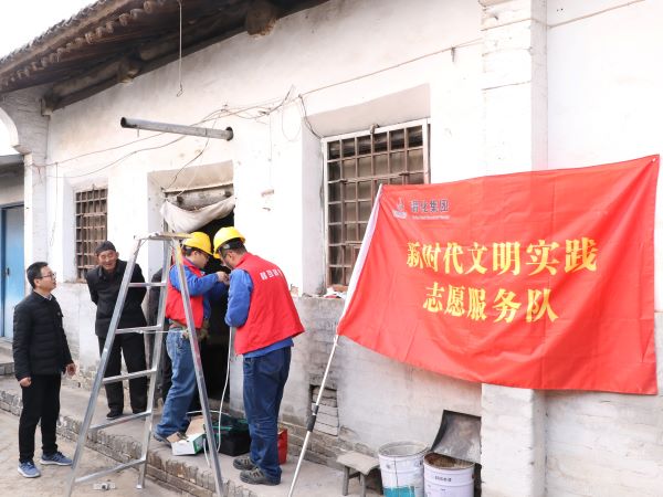 公司志愿者到村捐赠消防物资并帮助群众改造家庭线路消除隐患2.jpg