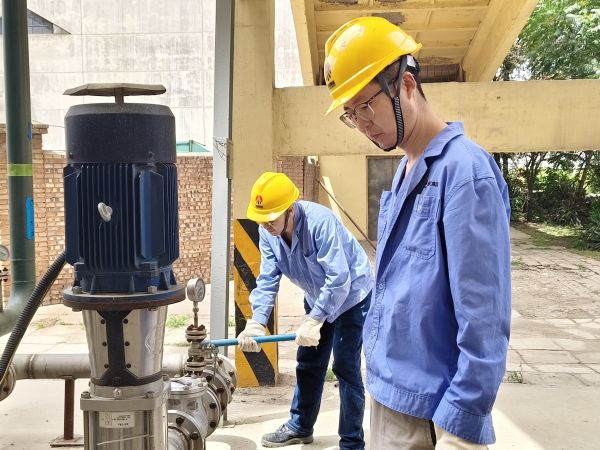 5月11日，尿素车间设备技术员马强检查冷却水泵运行情况 (1).jpg