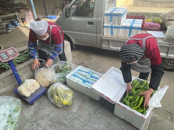 餐厅人员验收蔬菜.jpg