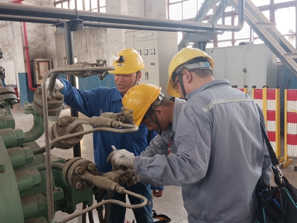 4月8日，计控电仪部空分尿素工段韦西荣带领仪表人员进入一期机组厂房进行机组检修轴系仪表。.jpg