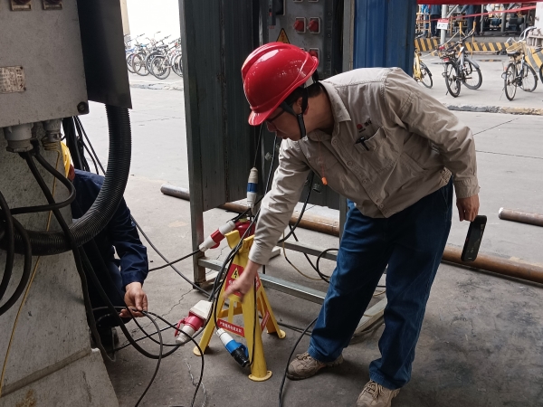 4月9日，计控电仪部安全员黄建荣在进行安全用电现场检查，为作业人员指出问题并认真讲解正确操作及规定。.jpg