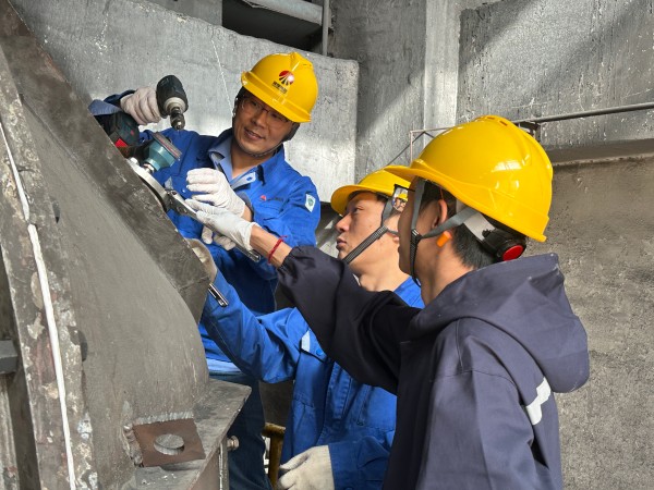 4月9日王明伟、康金生、青工曾炳睿在2#锅炉磨煤机更换北侧磨辊温度.jpg