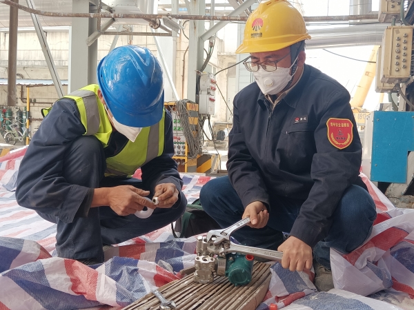 4月13日，计控电仪部员工方立民在一期空分现场进行空分仪表的更换工作.jpg