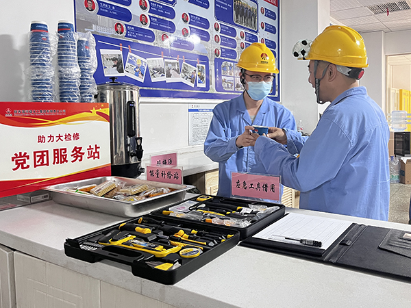 党团服务站志愿者为检修人员提供酸梅汤.jpg