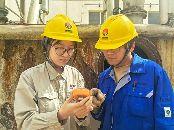 4月16日，污水岗位内操李强强现场教学如何使用四合一仪器.jpg