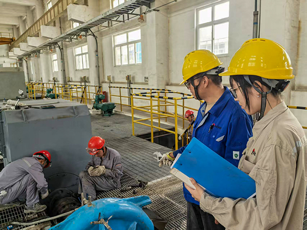 大检修期间新工黄卓悦跟随污水岗位内操现场学习.jpg