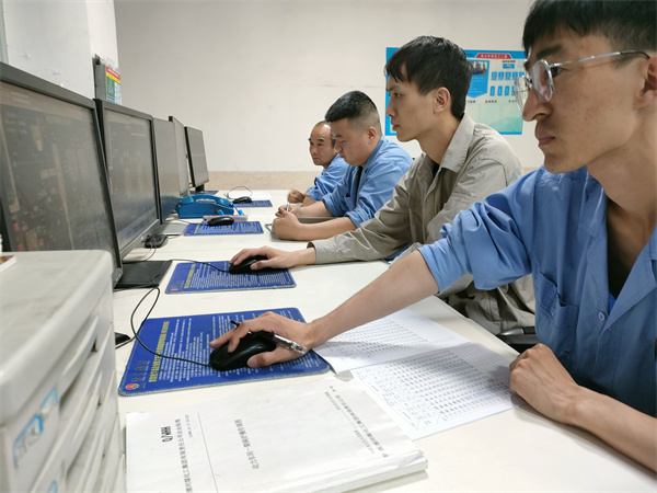 空塔阻力实验期间，工艺人员在DCS上面操作。.jpg