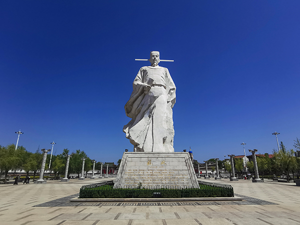 苏轼雕像，5月2日拍于凤翔东湖.jpg