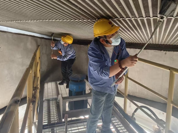 2025年5月19日，乙二醇车间职工认真清理压缩机组空冷岛管束.jpg