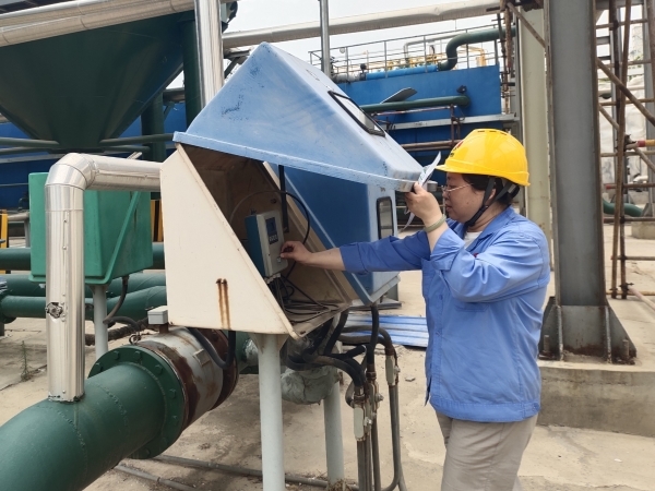 5月27日胡燕在460B中水回用装置区更换计量标识.jpg