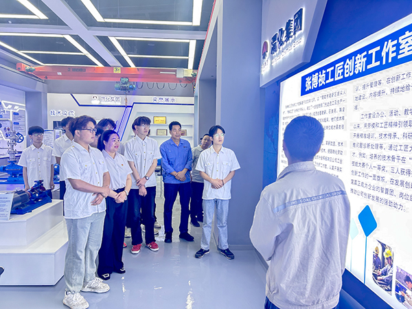 参观张博桢创新工作室.jpg