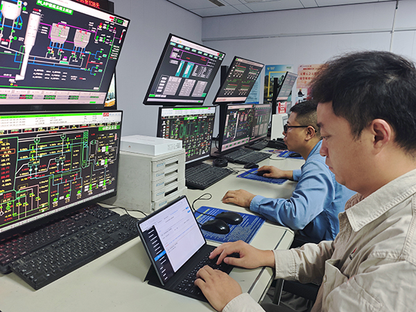 7月3日，动力车间三期控制室，操作人员正在停运4号锅炉.jpg