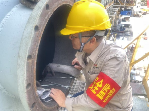 班长张宏涛在气化煤浆槽处复查清洗完成工作.jpg