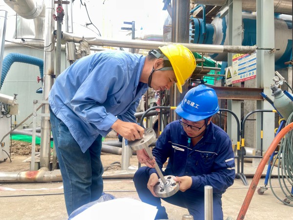换热器检修工作负责技术员刘小龙全程指导.jpg