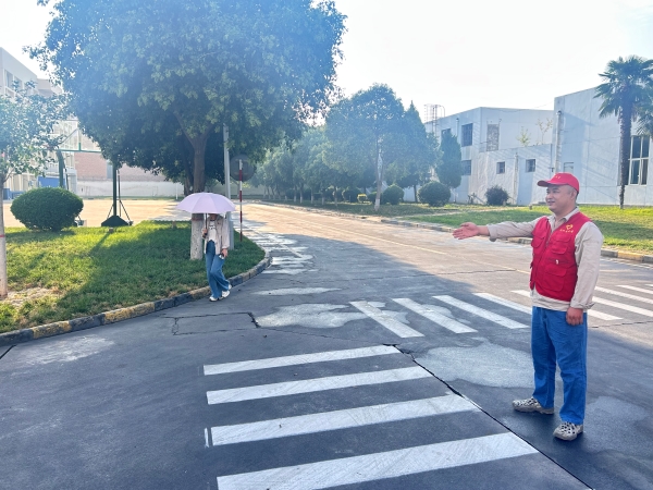 厂区南门路口，引导员积极引导大家按标线行驶.jpg